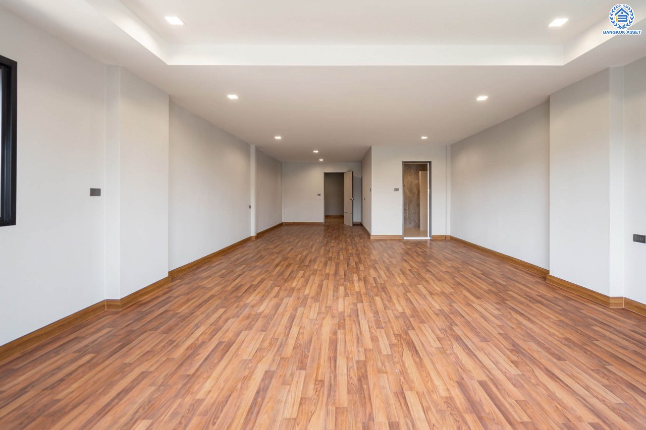 บ้านมือสองตกแต่งใหม่ โครงการ เมืองเอก โครงการ8  วิภาวดี-รังสิต บ้านเดี่ยวหลังใหญ่ บนเนื้อที่ 105 ตร.ว. พื้นที่ใช้สอยเยอะถึง 444 ตร.ม. พร้อมฟังก์ชัน 3 ห้องนอน 5 ห้องน้ำ 1 ห้องอเนกประสงค์ 1 ห้องแม่บ้าน จอดรถได้ 2 คัน สุดยอดทำเล เชื่อมต่อทุกการเดินทาง ใกล้จุดขึ้นทางด่วน "ศรีสมาน" และมหาวิทยาลัยรังสิต